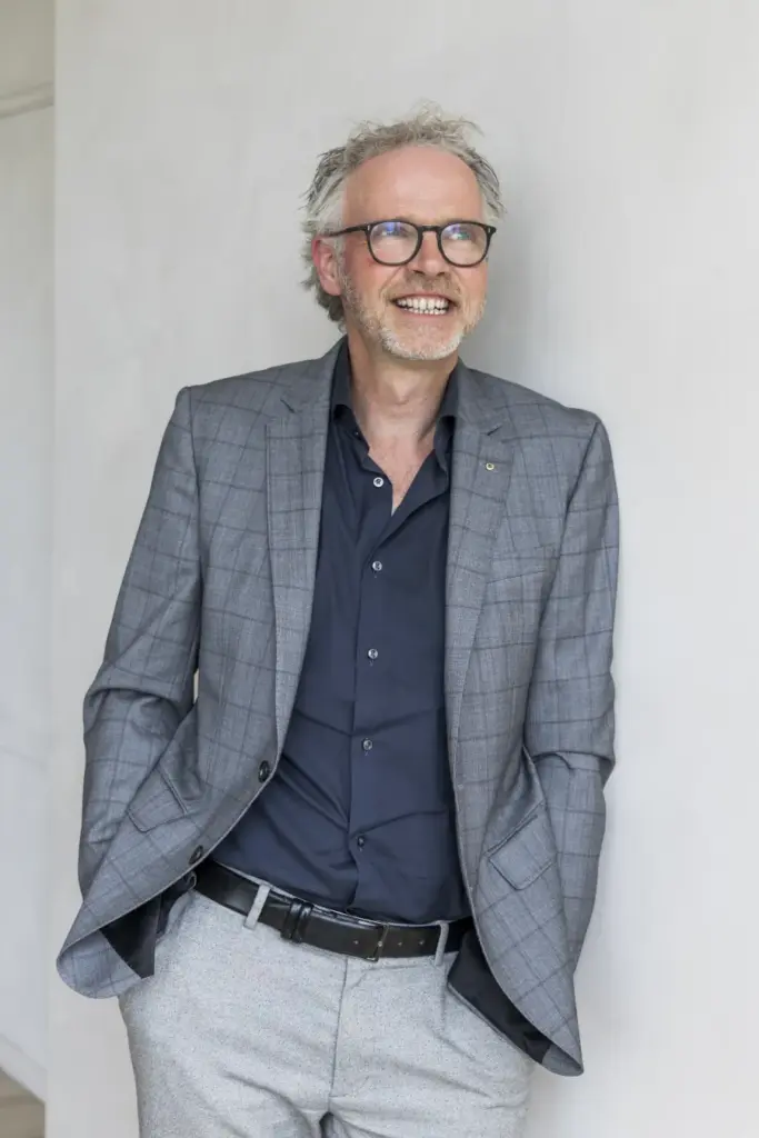 bas-van-beusekom-staand fot van Bas van Beusekom - De Wooninspirator